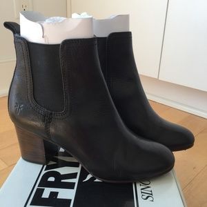Frye Stella Chelsea Black Short Boots Size 6.5